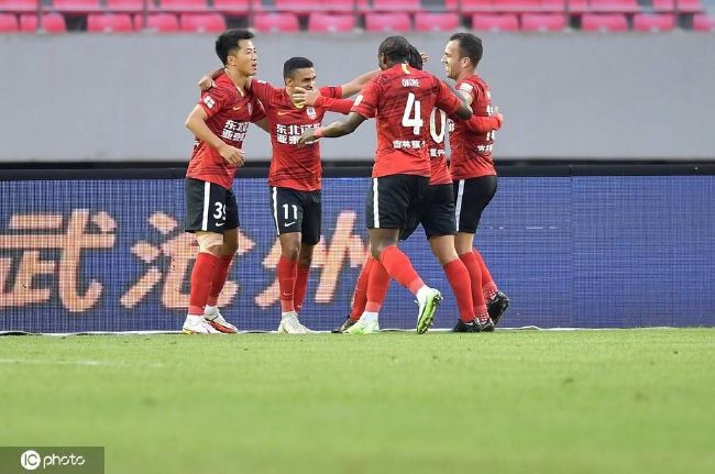 杨若晴双眼中顿时冒出了光来，恨不得在心底为这个便宜老爹点一百个赞，好，有魄力。